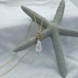 Naszyjnik z jedną perełką.