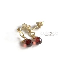 Delikatne drobne kolczyki z granatami