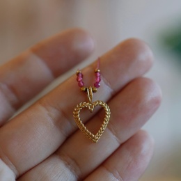 Zbliżenie na pozłacane serce naszyjnika Dulcedo z różowym jadeitem i kwarcem – biżuteria na różowej nici