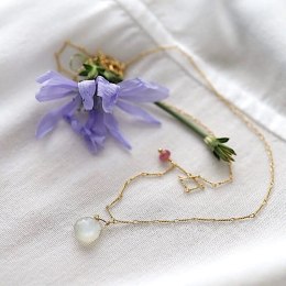 Delikatny naszyjnik z naturalnym kamieniem księżycowym – minimalistyczna biżuteria dla kobiet