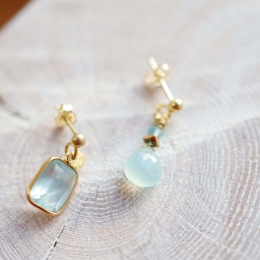 Sztyfty srebrne złocone z akwamarynem i chalcedonem na drewnianym tle