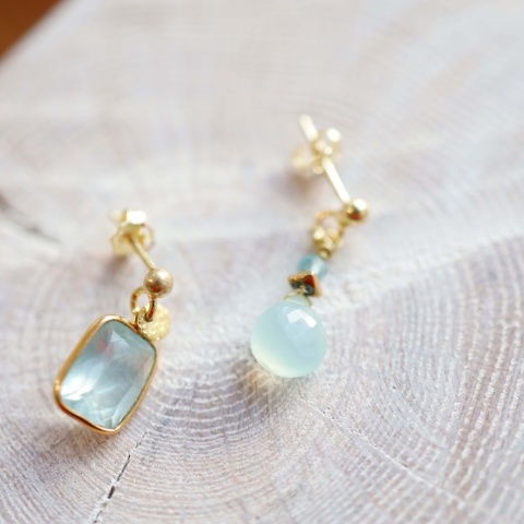 Sztyfty srebrne złocone z akwamarynem i chalcedonem na drewnianym tle