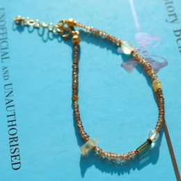 Delikatna bransoletka z turmalinem, chalcedonem, opalem, hematytem i kwarcem różowym na tle dłoni