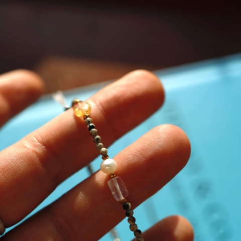 Delikatna bransoletka z kamieniami: cytryn, kwarc, perła, turmalin i jaspis dalmatyński.