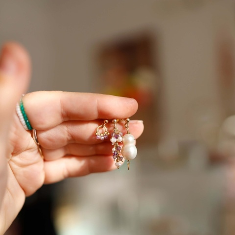 tzry kolczyki srebrne złocone trzymane w dłoni