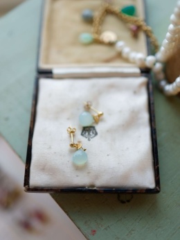 Kolczyki na pudełku jubilerskim. Niebieskie.