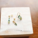 Kolczyki z pozłacanego srebra, ozdobione zielonym opalem, turmalinem i zielonym onyksiem, w asymetrycznym stylu „nie do pary”.