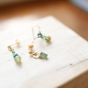 Ręcznie wykonane kolczyki ze sztyftem i biglem, z naturalnymi kamieniami: zielonym opalem, turmalinem i onyksiem, na tle jasnym.