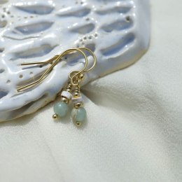 wiszace delikatne kolczyki.