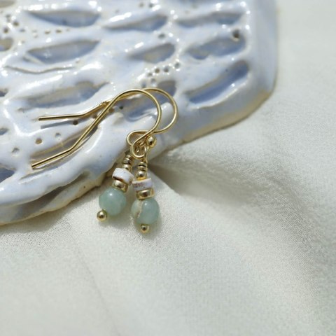 wiszace delikatne kolczyki.