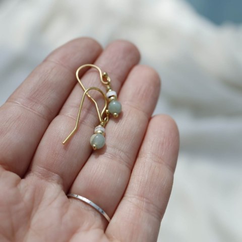 Zielonkawo-niebieskie kolczuki na otwartych biglach.