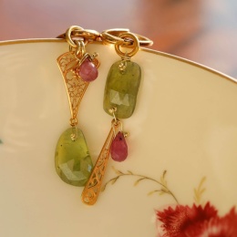 Eleganckie kolczyki z filigranowymi detalami, zielonym szafirem i rubinową kroplą