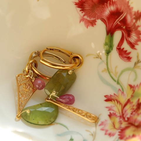 Artystyczne kolczyki vintage z kamieniami szlachetnymi i finezyjnym wzornictwem