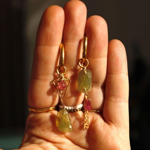 Kolczyki w stylu orientalnym z angielskim zapięciem, rubinem i zielonym szafirem