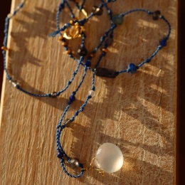 Granatowy naszyjnik z chalcedonem na dole