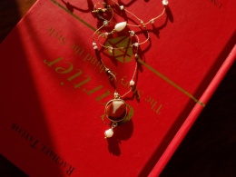 Doskonały delikatny naszyjnik na nitce z kamieniami naturalnymi