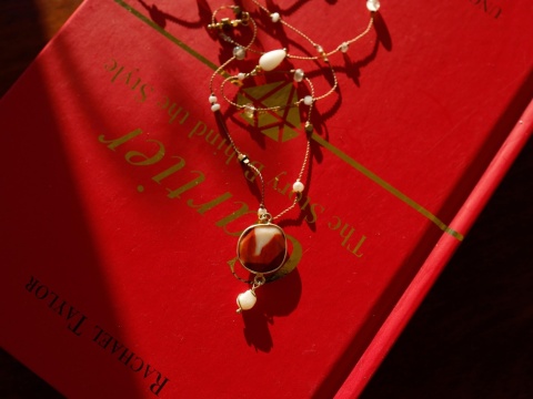 Doskonały delikatny naszyjnik na nitce z kamieniami naturalnymi