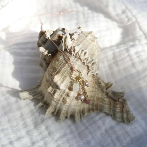 Naszyjnik z zzawieszką z perły szafira i turmalinu na muszli