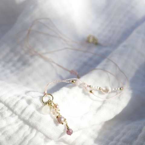 Naszyjnik na nylonowej nici z perłą i naturalnymi kamieniami