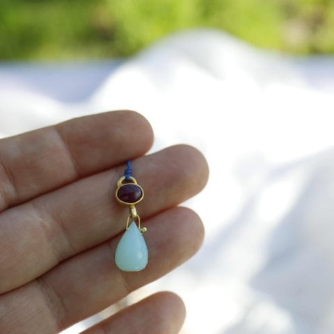 Delikatny naszyjnik z chalcedonem