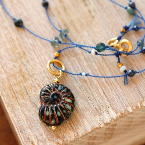 naszyjnik z zawieszką ślimakiem.