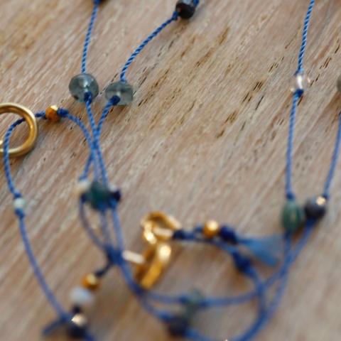 kamienie na granatowej nici.