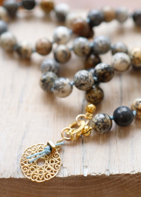 Naszyjnik z opalem – ręcznie robiona biżuteria, krótki naszyjnik z delikatną złotą zawieszką