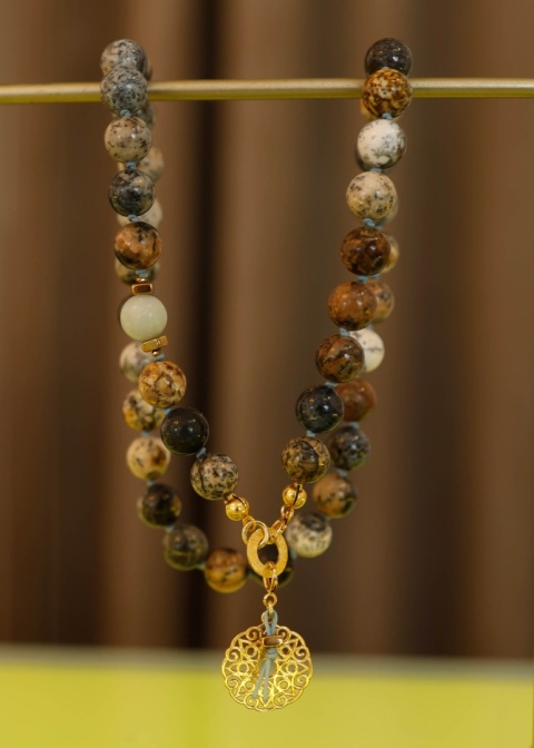 Krótki naszyjnik na lato z opalem i kamieniami naturalnymi, elegancka biżuteria damska do codziennych stylizacji