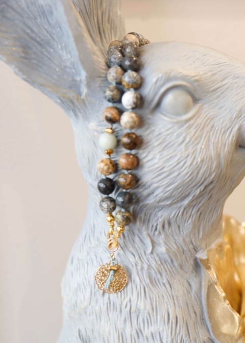 Krótki naszyjnik na lato z naturalnych kamieni i opalem, biżuteria handmade Dulcedo w ciepłych, neutralnych odcieniach