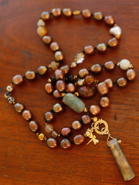 Piękny supełkownany na nylonie naszyjnik z naturalnych czekoladowych pereł, hit sezonu 2025.