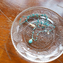 Naszyjnik supełkowany z niebieskimi kamieniami