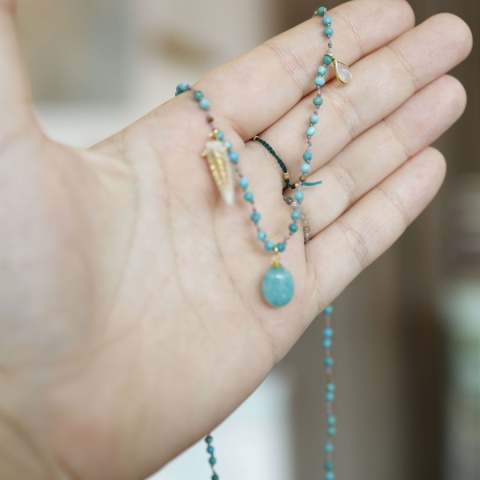 Niebieski supełkowany naszyjnik