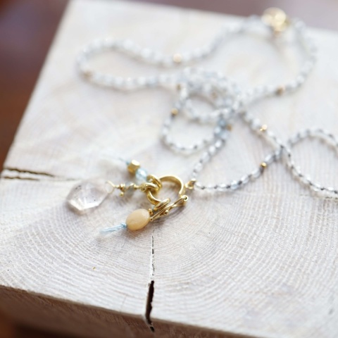 Naszyjnik supełkowany na niebieskiej nici z zawieszką z opalu i kwarcem z diopsytem