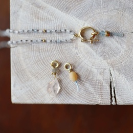 Ręcznie robiony naszyjnik z niebieskim kwarcem i pozłacanym wykończeniem ze srebra