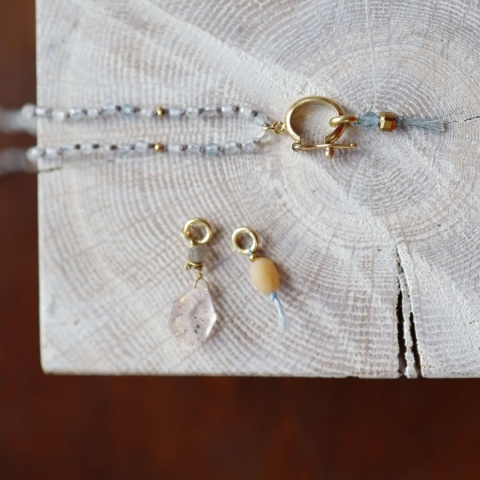 Ręcznie robiony naszyjnik z niebieskim kwarcem i pozłacanym wykończeniem ze srebra