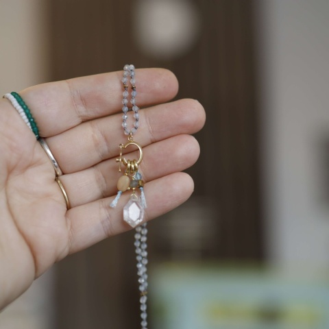 Biżuteria z opalem, kwarcem z diopsytem i kwarcem niebieskimna supełkowanej nici - zbliżenie na zawieszkę