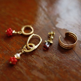 Kolczyki srebrene złocone z naturalą perłą, koralem i granatem