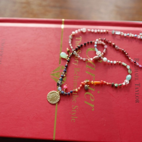 Naszyjnik supełkowany z koralem, ametystem, labradorytem, turmalinem i lapis lazuli z pozłacaną zawieszką monetką