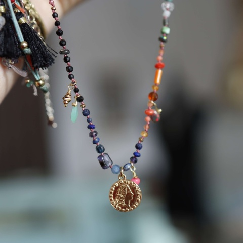 Kolorowy naszyjnik boho z minerałami i pozłacaną zawieszką na nylonowej nici
