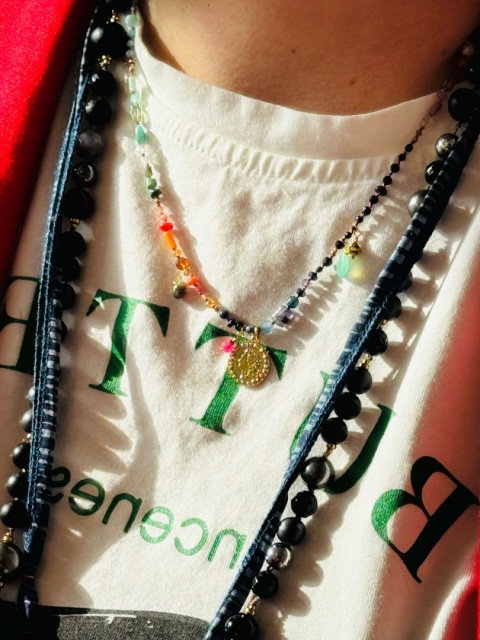 naszyjnik z kolorowymi kamieniami naturalnymi na szyi