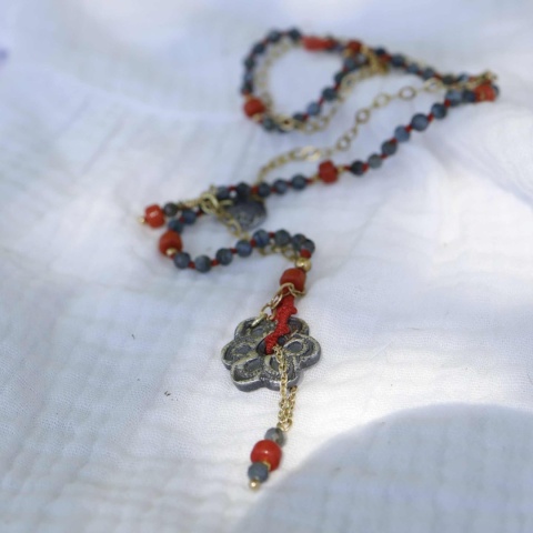 Delikatna biżuteria z naturalnych kamieni na czerwonej nici nylonowej.