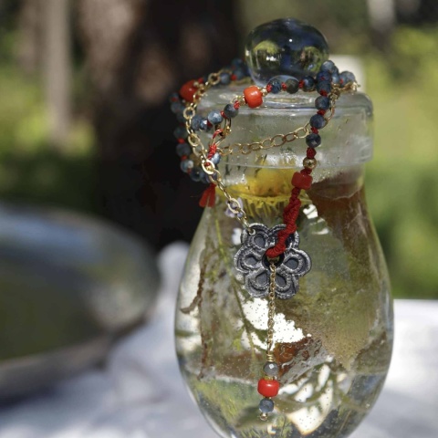 Naszyjnik z pozłacanego srebra i kamieni naturalnych w świetle dziennym.