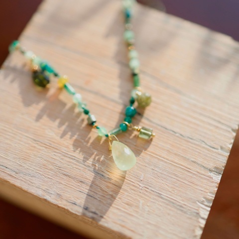 Delikatny naszyjnik z zielonych kamieni naturalnych, wiązanych na supełki, z centralnym kamieniem frenitu.