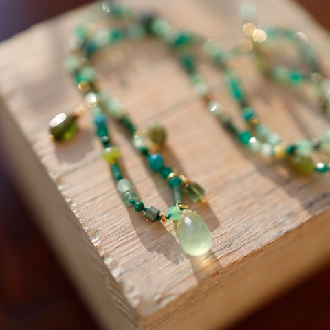 Ręcznie robiony naszyjnik z półszlachetnych zielonych kamieni na nylonowej nici z ozdobną zawieszką z frenitu.