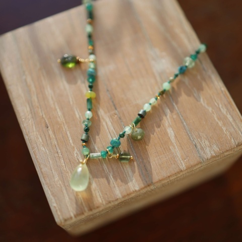 Naszyjnik w odcieniach zieleni z zawieszką z frenitu i ręcznie supełkowanymi kamieniami na nylonowej nici.