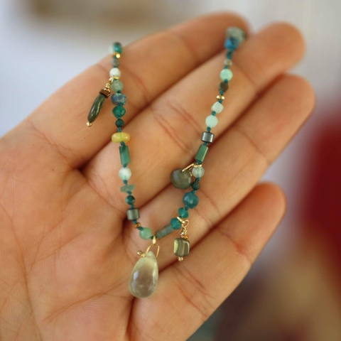 Zielony naszyjnik pokazany na dłoni