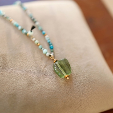 Supelkowany naszyjnik z naturalnych kamieni na materiałowym tle