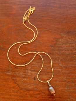 naszyjnik z pojedyńczą perłą na łańcuszku w kolorze złotym