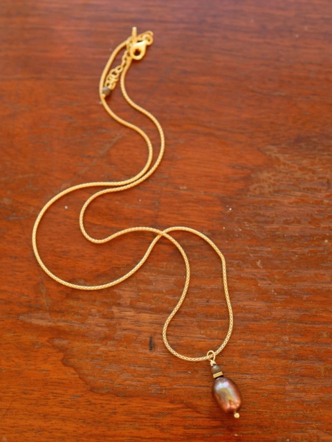 naszyjnik z pojedyńczą perłą na łańcuszku w kolorze złotym