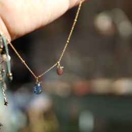 Delikatny naszyjnik na pozłacanym łańcuszku z naturalnym akwamarynem i czarnym opalem.